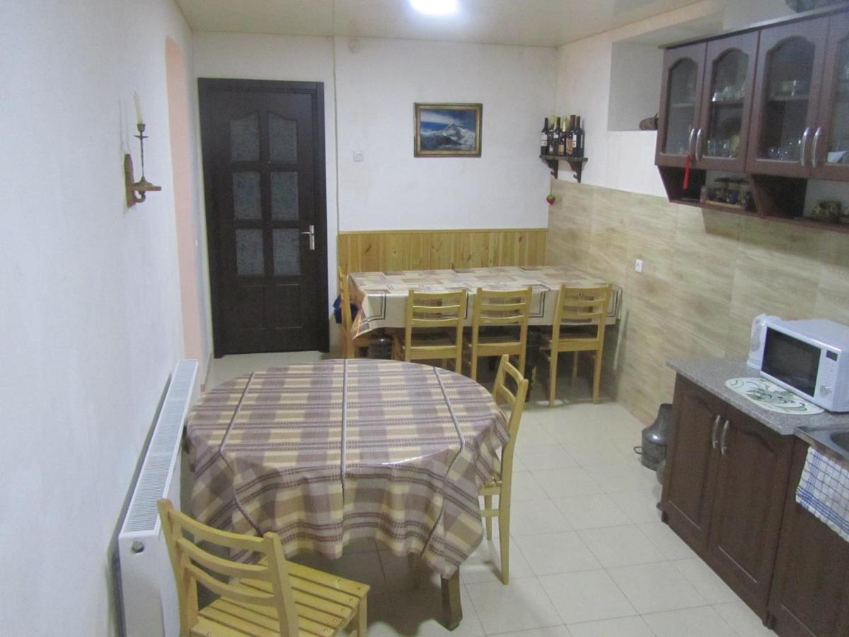 Lela Rezo Guesthouse Kazbegi Eksteriør billede